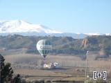 Volando en globo sobre nuestro valle y un molino.