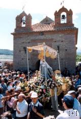 Procesión de la Virgen por el campo