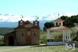 Vista general de la ermita con vistas a Sierra Nevada
