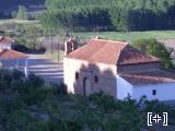 Vista de la ermita desde los almendros