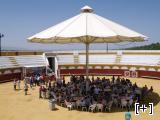 Comida bajo la sombrilla en la plaza de toros